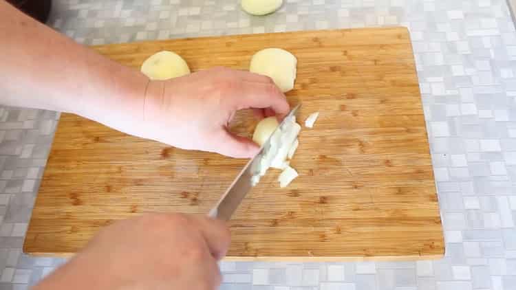 За да готвите говеждо месо в саксии с картофи във фурната, накълцайте съставките