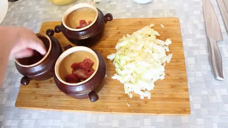 Per preparare il manzo in pentole con patate al forno, metti gli ingredienti in una pentola