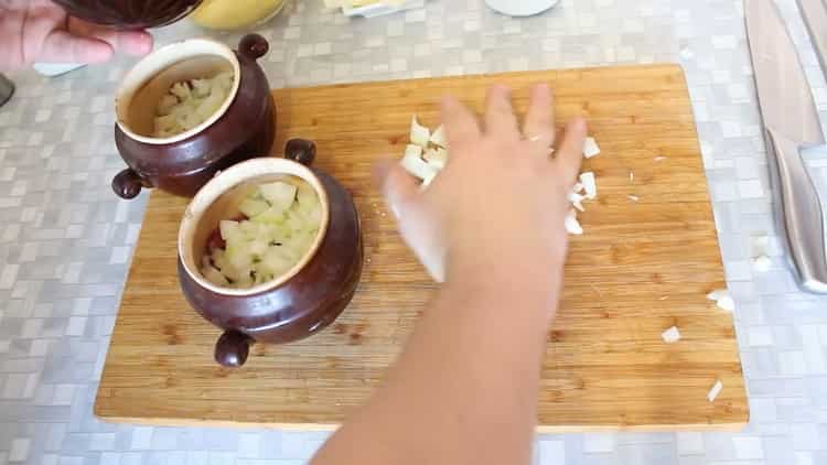Για να μαγειρέψετε το βόειο κρέας σε γλάστρες με πατάτες στο φούρνο βάλτε κρεμμύδια