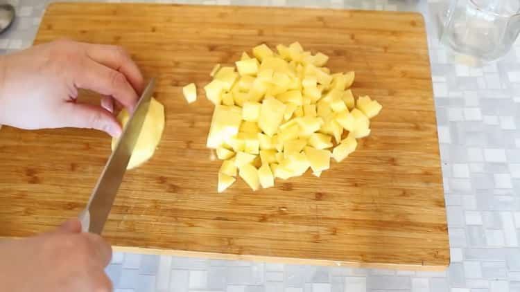 A marhahús edényekben történő előkészítéséhez burgonyával a sütőben készítse elő az összetevőket