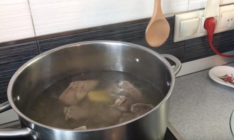 Helyezze a burgonyát a levesbe, egészben vagy felére vágva.