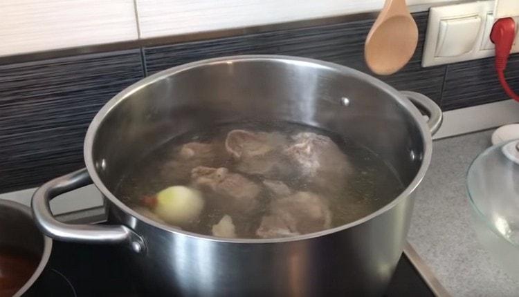 Mettiamo anche cipolla, sale e pepe nel brodo.