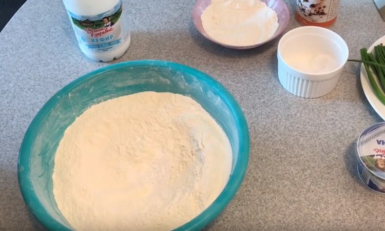 Комбинирайте пресятото брашно със сол и сода.