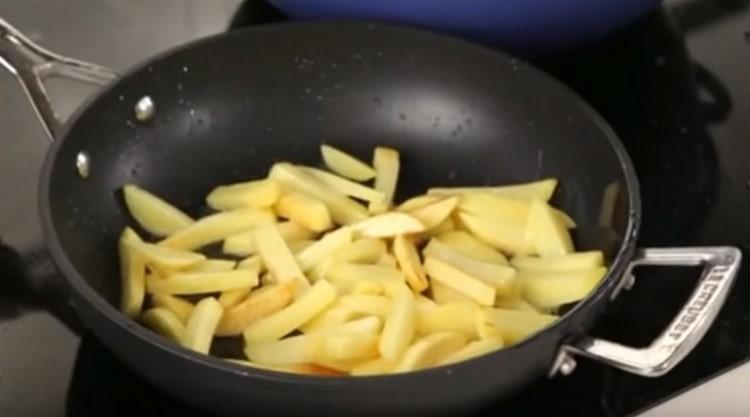 Запържете картофите до златисто кафяво.