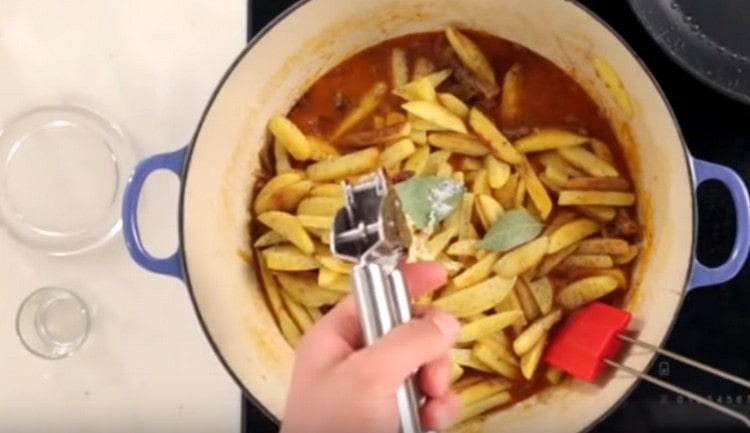 Aggiungi sale, pepe, spremi l'aglio.