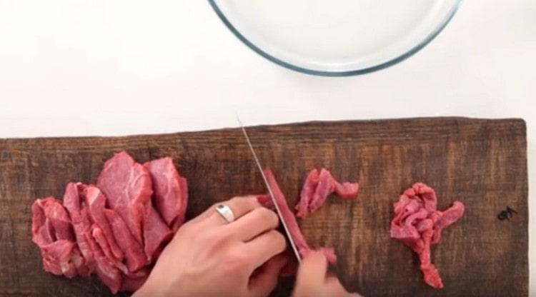 Нарежете месото на тънки ивици.