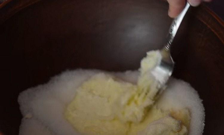 Voeg suiker toe aan de boter en maal ze.