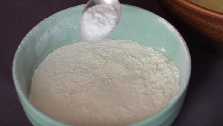 Miltus sumaišykite su vaniliniu cukrumi ir kepimo milteliais.