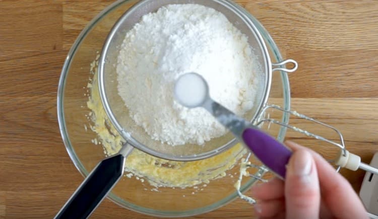 Συνδυάστε το αλεύρι σε αλάτι και σκόνη ψησίματος.