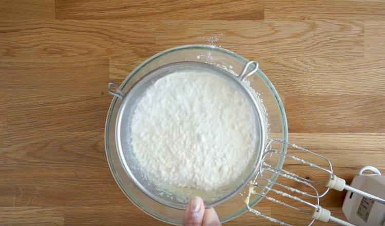 Sieben Sie das Mehl zu einem flüssigen Teig.