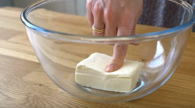 Vložte měkké máslo do mísy.