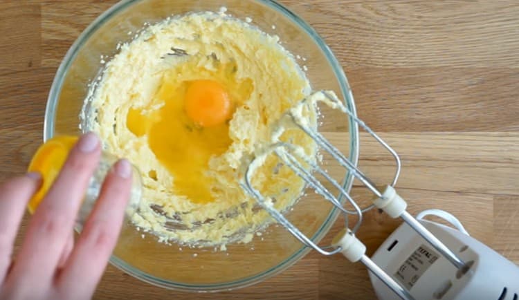 Fügen Sie das Ei und den Orangensaft der öligen Masse hinzu.