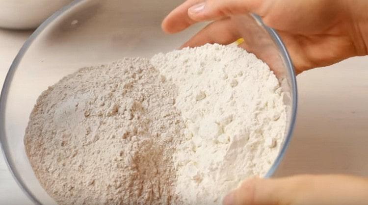 Mescola la farina integrale con una semplice.