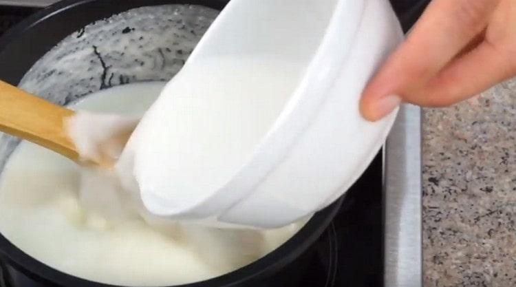 Fokozatosan vezesse be a keményítőt a tejszín és a tejföl keverékébe.