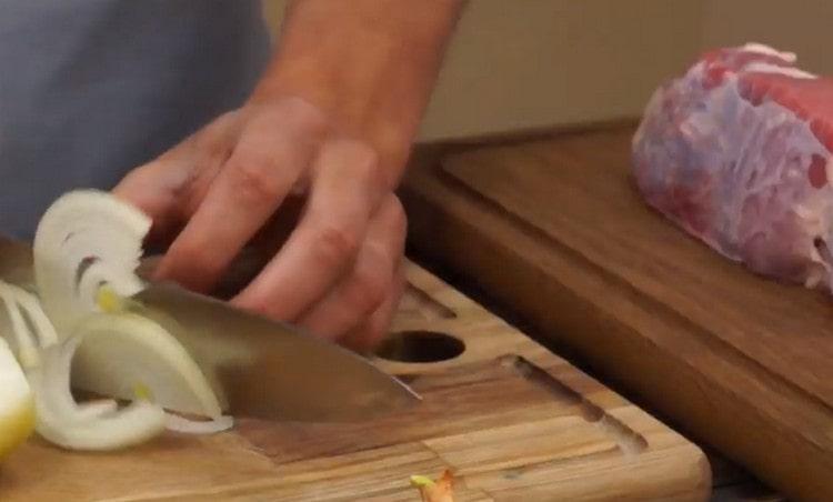 Leikkaa sipulit ohuiksi puolirenkaiksi.