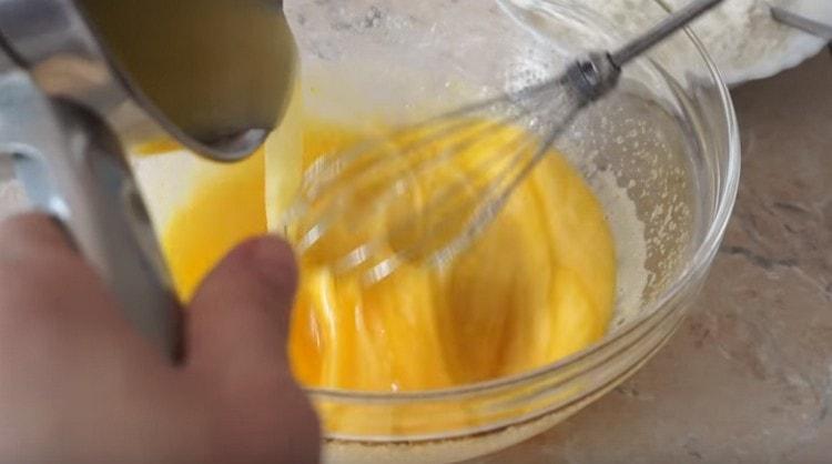 Collegare lentamente la base di crema pasticcera con la massa di uova.
