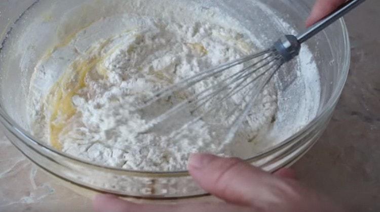 Inserisci la farina e mescola l'impasto.