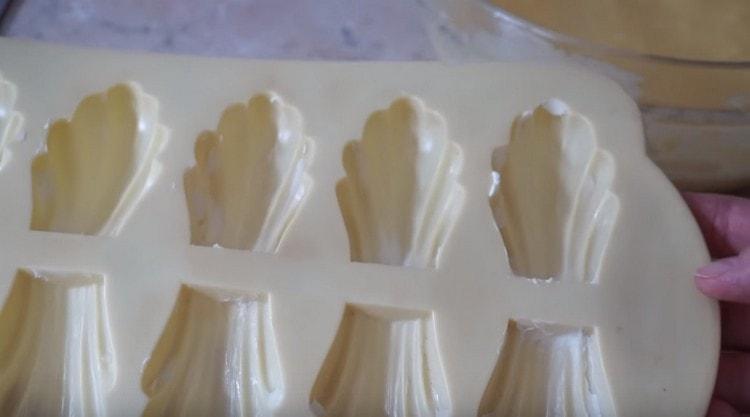Nämä evästeet ovat käteviä leipoa erityisessä silikoni-muotissa.