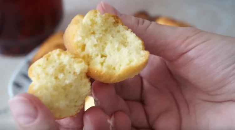 De volgens dit recept bereide koekjeskoekjes blijken van binnen erg licht en zacht te zijn.