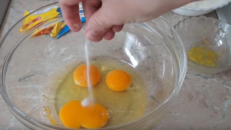 في وعاء ، تغلب على البيض ، تضاف الملح.