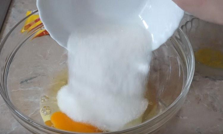 Веднага изсипете захарта в яйцата.