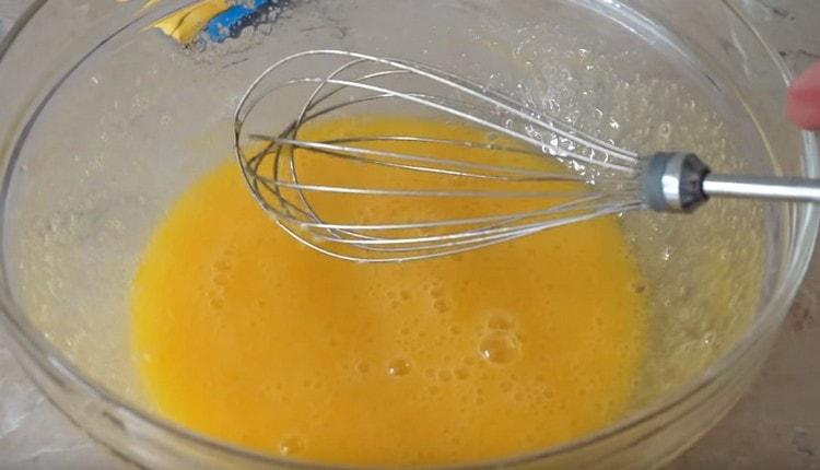Šluotele išplakite kiaušinių masę iki šviesios putos.