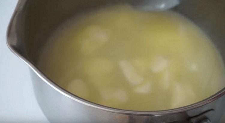 Laat de boter apart in een pan smelten.