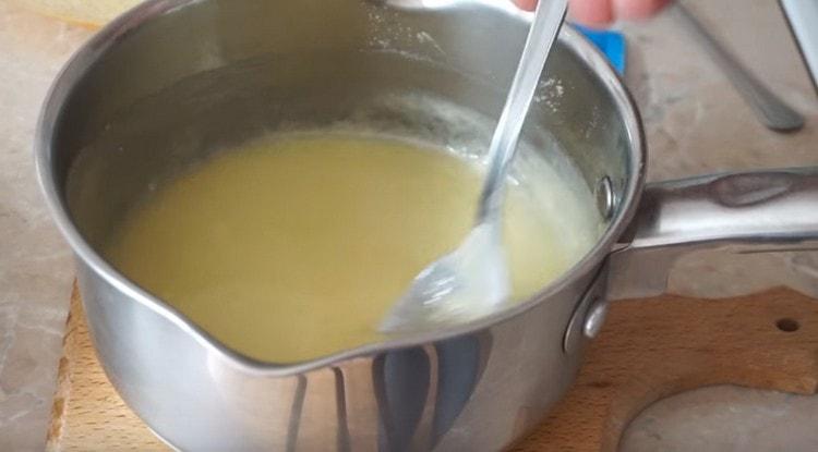 Gyorsan keverje össze a tésztát, megfőzve a tésztát.