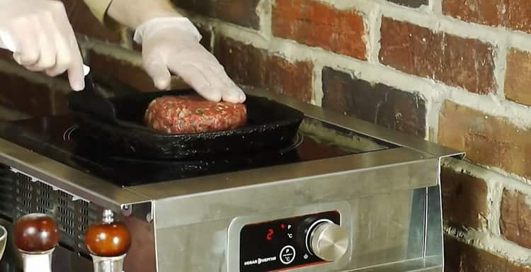 Για να μαγειρέψετε μπριζόλες βόειου κρέατος, θερμαίνετε τη κατσαρόλα