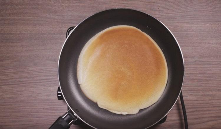 Friggere il pancake su entrambi i lati.