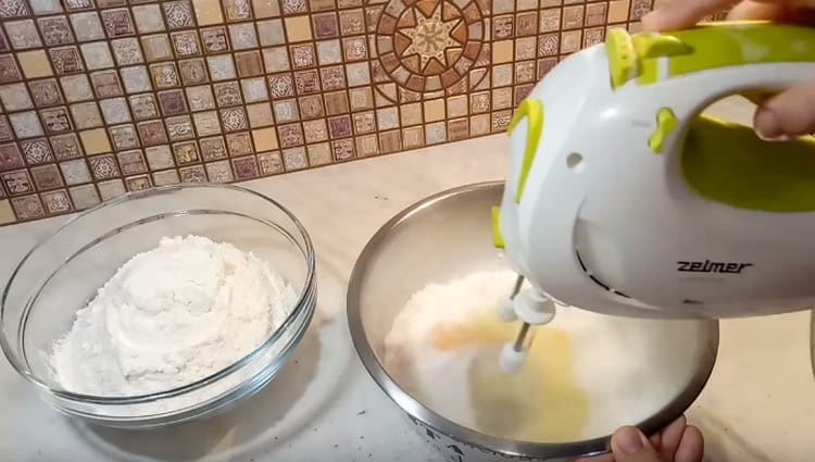 Vatkaa munat sokerilla ja tärkkelyksellä sekoittimella.