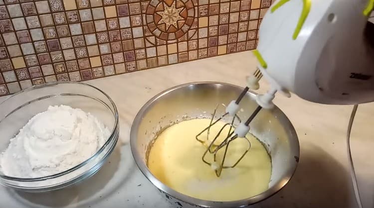 Zadejte rozpuštěné máslo a znovu promíchejte.