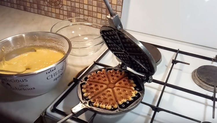 Cuocere i biscotti waffle su entrambi i lati.