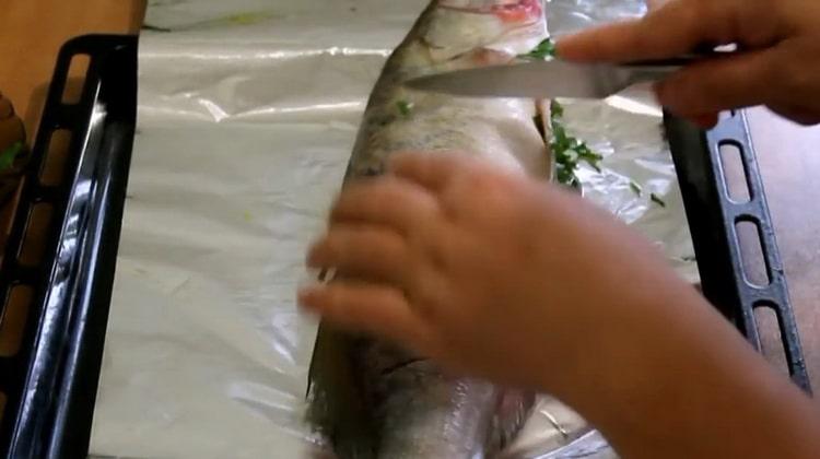 Για να προετοιμάσετε το ψαρόψαρο σε αλουμινόχαρτο, κόψτε τα ψάρια