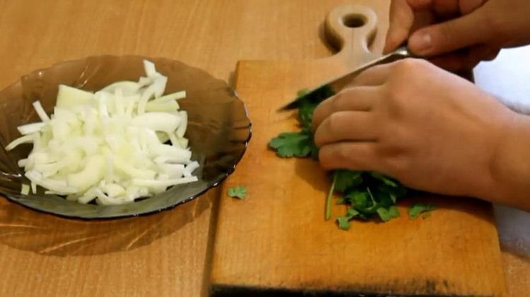 Per preparare il suduk in un foglio, tagliare le verdure