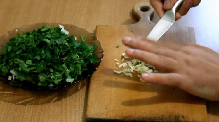 Per preparare il suduk in un foglio, tagliare l'aglio