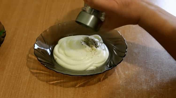 За готвене suduk във фолио, смесете заквасена сметана с подправки