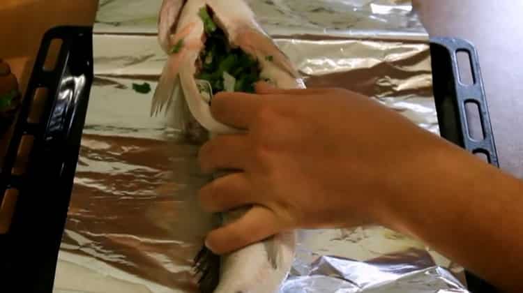 A suduk fóliában történő főzéséhez főzzen halat