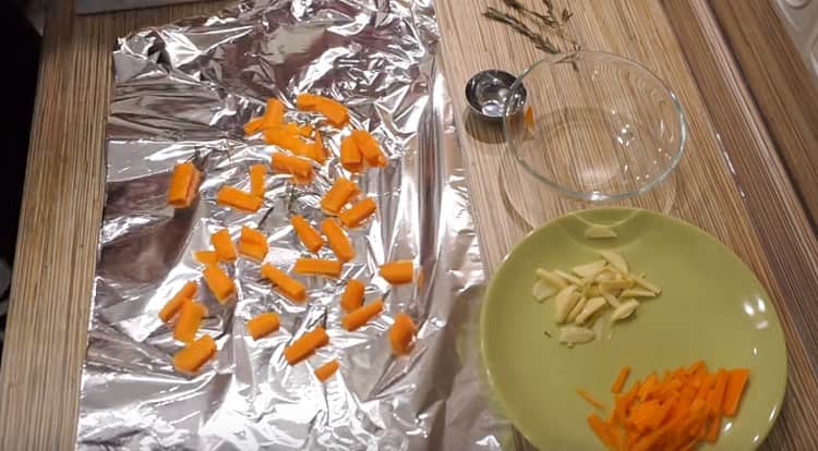 Разстиламе моркови върху двойно фолио.
