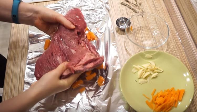 Сложете месото върху моркова.