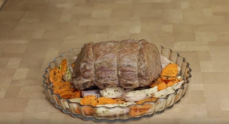 Schicken Sie das Fleisch für 10 Minuten in einen heißen Ofen, um es zu versiegeln.