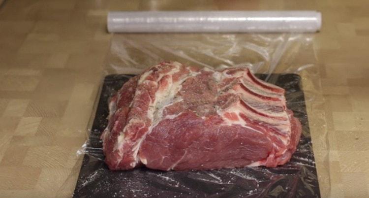 يرش اللحم بالملح والفلفل والزعتر.