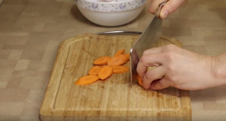 Нарежете лука и моркова на големи парчета.