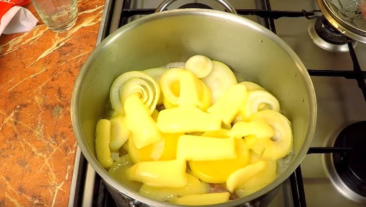 Φέρτε το ζωμό στο τηγάνι σε βράσιμο και κάλυμμα, χαμηλώνοντας τη θερμότητα.