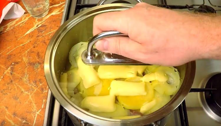 Καλύπτουμε το τηγάνι με ένα καπάκι, προς το παρόν δεν προσθέτουμε ούτε αλάτι ούτε πιπέρι.