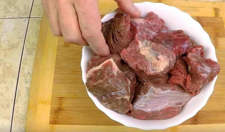 شطف اللحم ومقطعة إلى قطع كبيرة إلى حد ما.