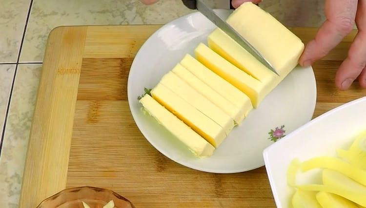 Nakrájejte máslo na silné talíře.