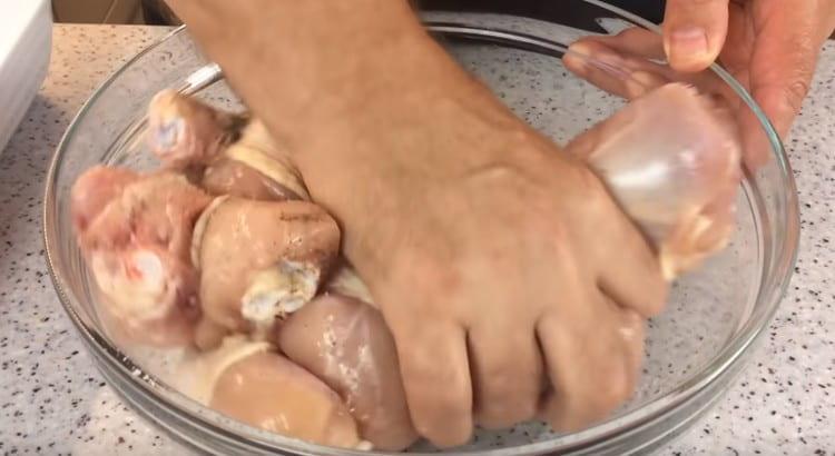 Išmaišykite mėsą, kad ant jos tolygiai pasiskirstytų druska ir pipirai.