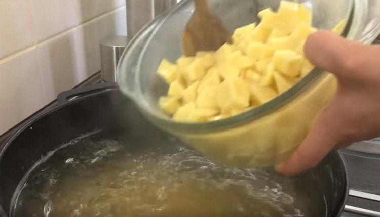 20 minut po vaření hrášku přidejte do ní brambory.