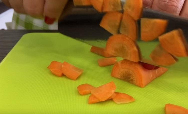 Нарежете морковите на филийки.